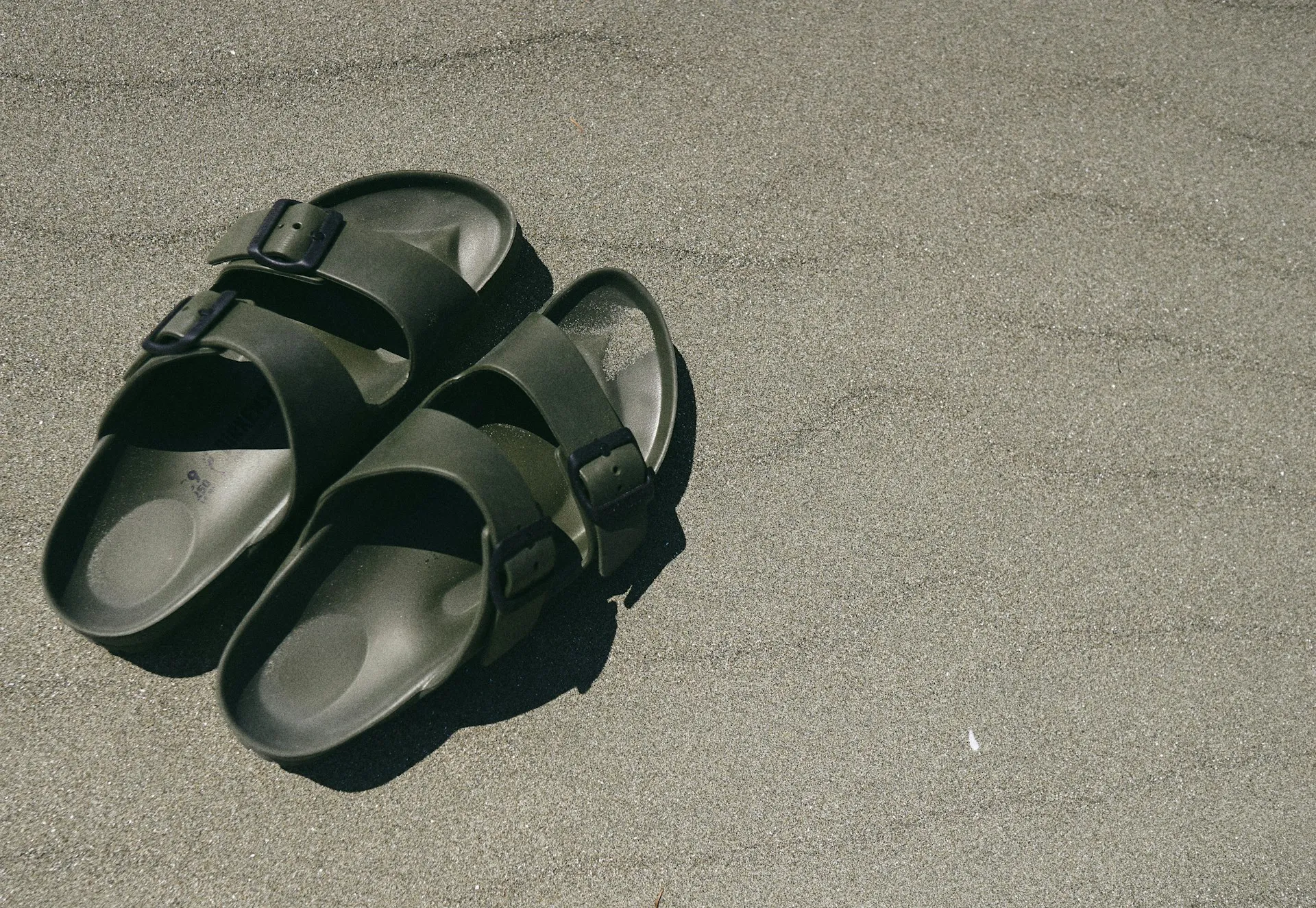 Sandal hitam (credit: Unsplash)