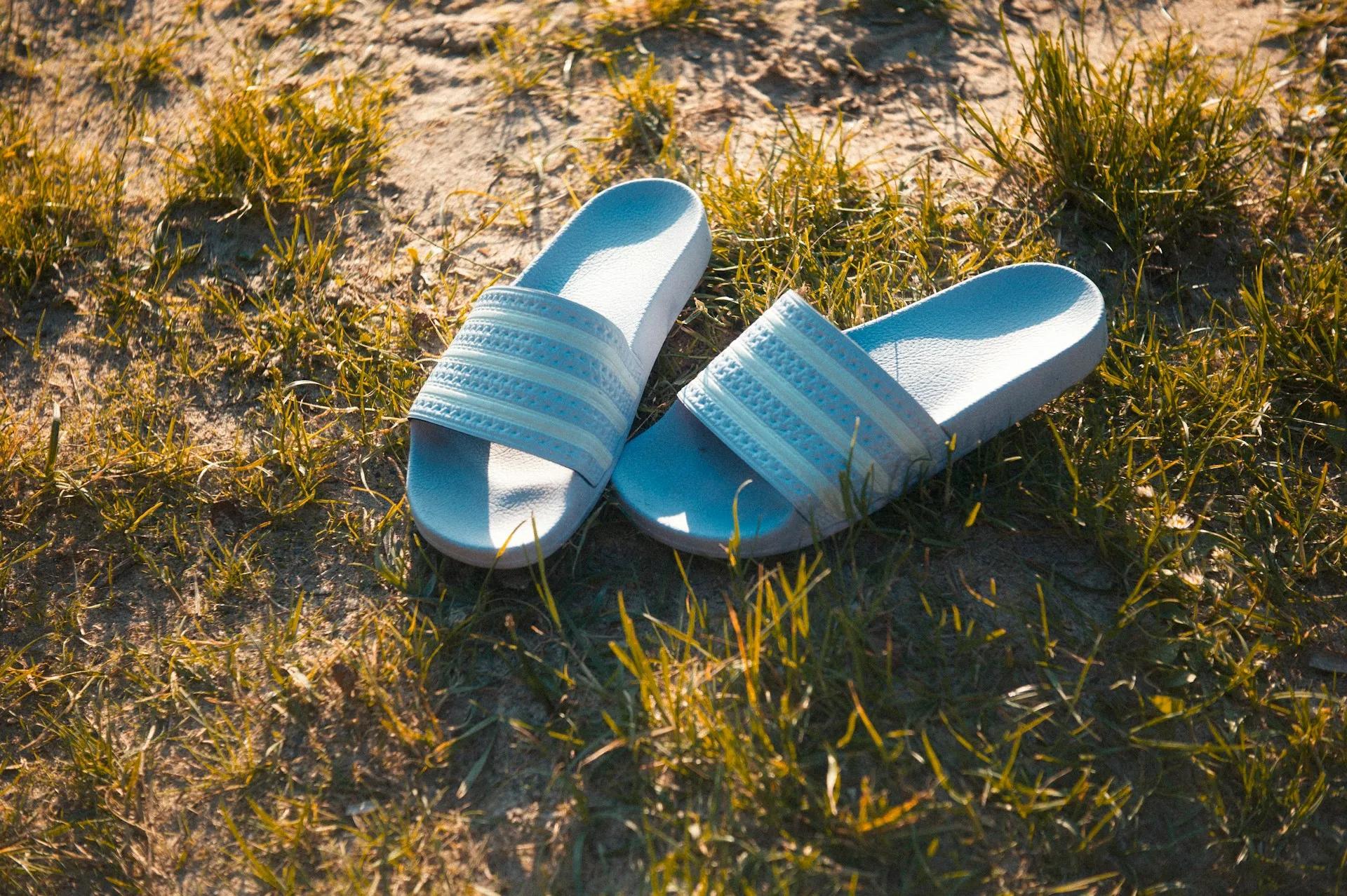 Sandal biru (credit: Unsplash)
