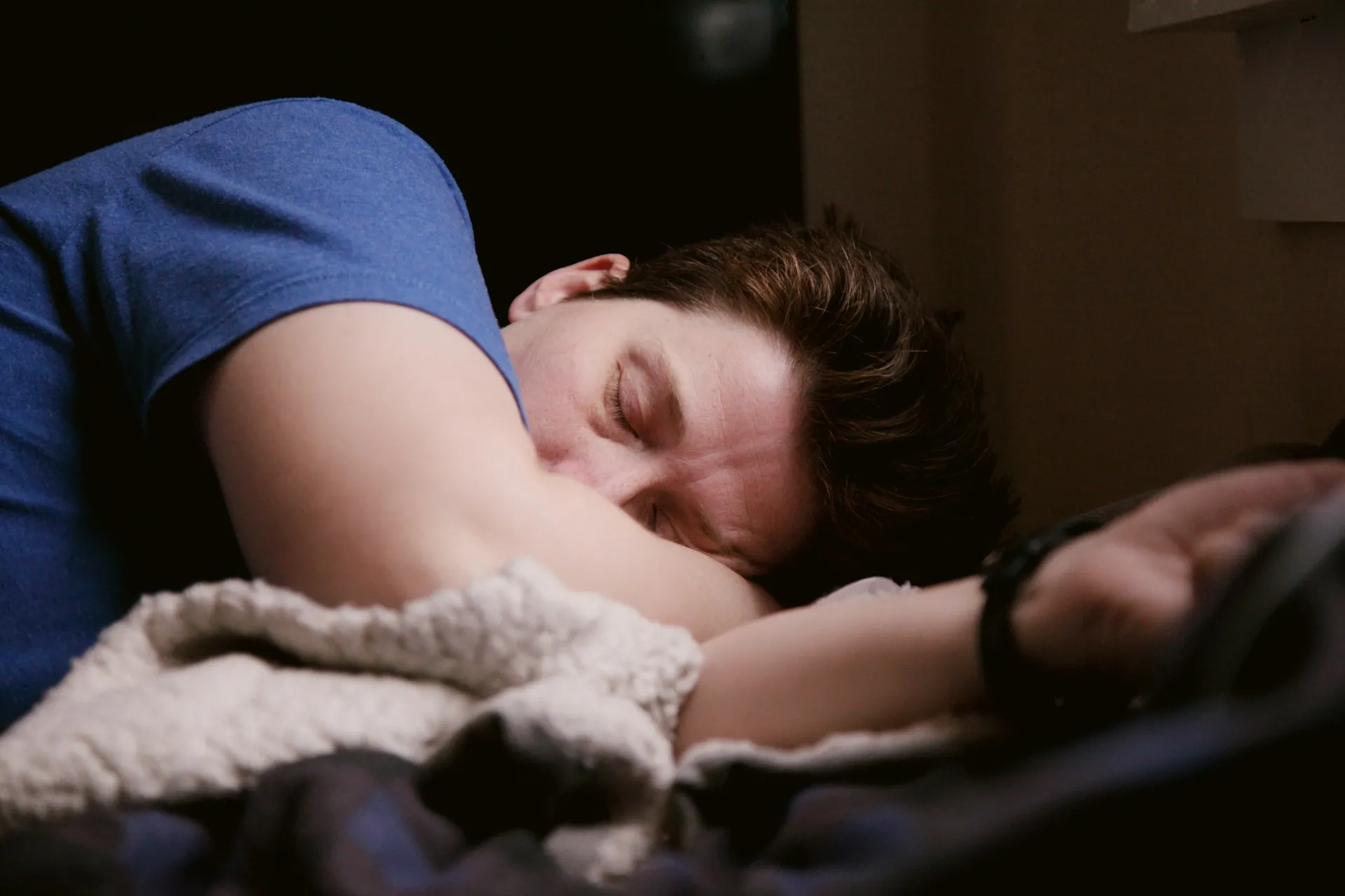 Seorang pria tidur (credit: Unsplash)