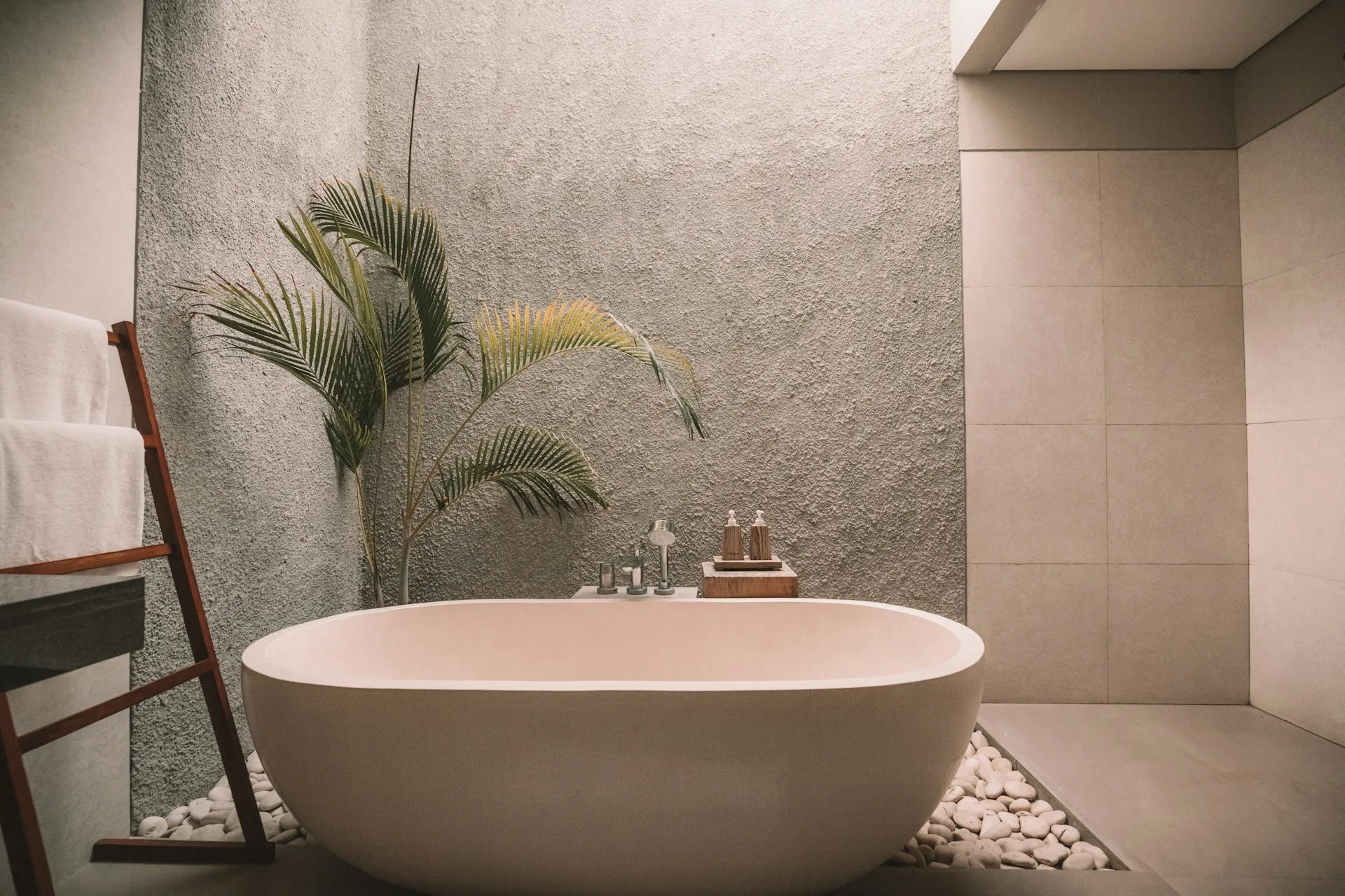 Kamar mandi outdoor (credit: Unsplash)