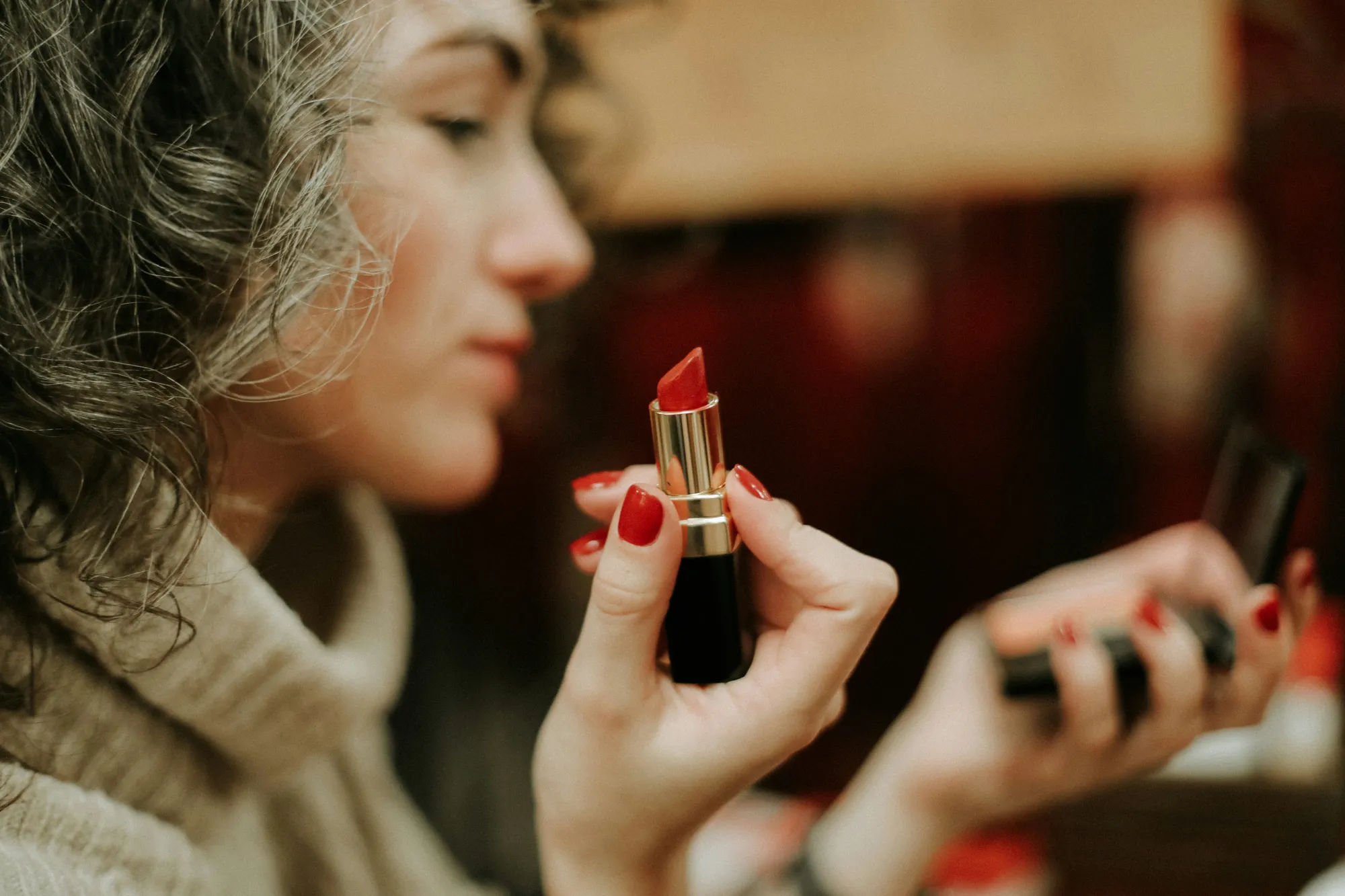 Definisi Mimpi Memakai Lipstik di Depan Cermin (c) unsplash.com