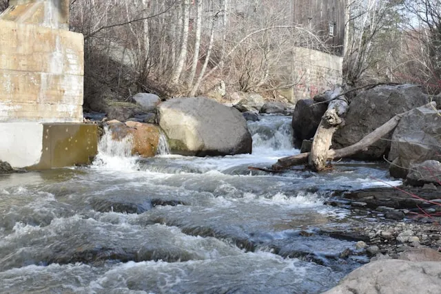 Makna Spiritual Mencuci Baju di Air Jernih dalam Mimpi (c) unsplash.com