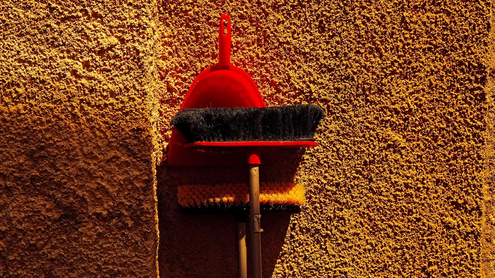 Makna Mimpi Menyapu Rumah Orang Lain dari Berbagai Sudut Pandang (credit:unsplash.com/id/@borisview)