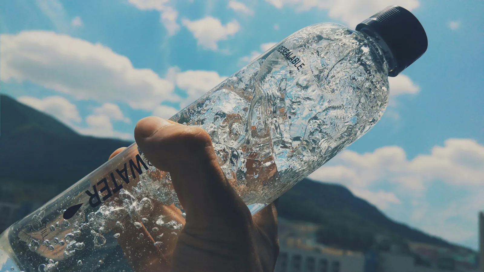 Cara Bijak Menyikapi dan Memanfaatkan Pesan Mimpi Minum Air Putih (credit:unsplash.com/id/@xuanming)