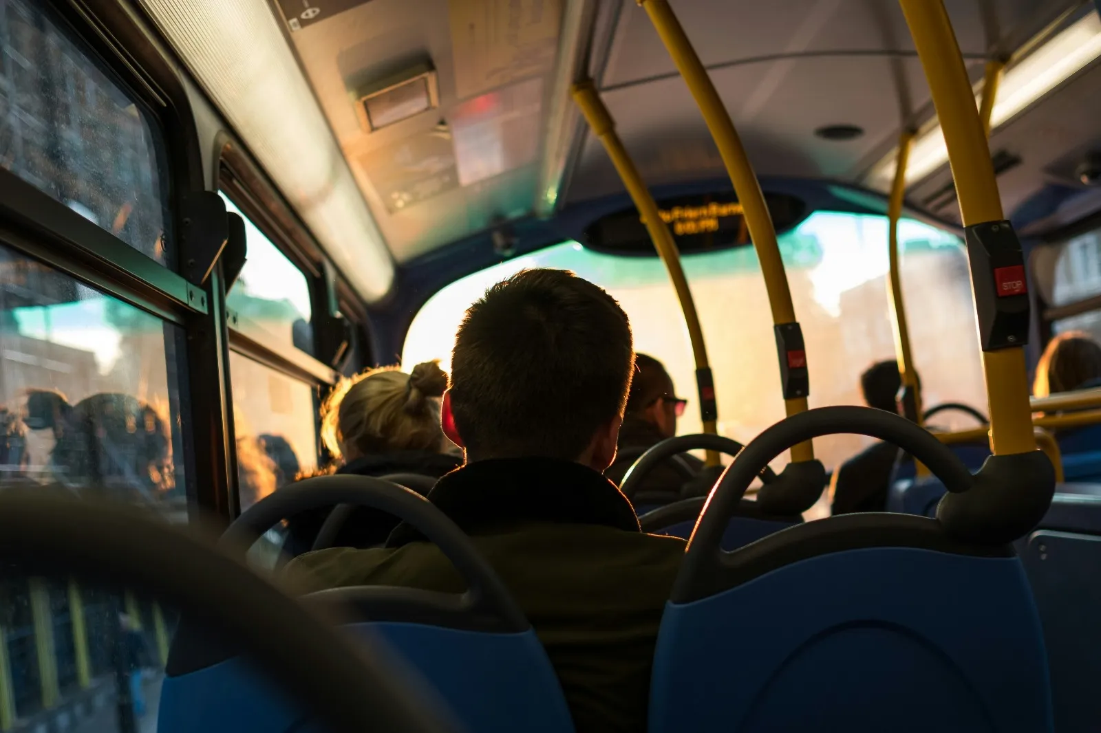 Pengertian dan Simbolisme Mimpi Naik Bus Rombongan (credit:unsplash.com/id/@paucasals)