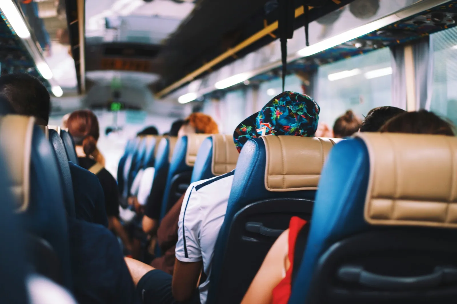 Tafsir Mimpi Naik Bus Rombongan dalam Primbon Jawa dan Perspektif Spiritual (credit:unsplash.com/id/@anniespratt)
