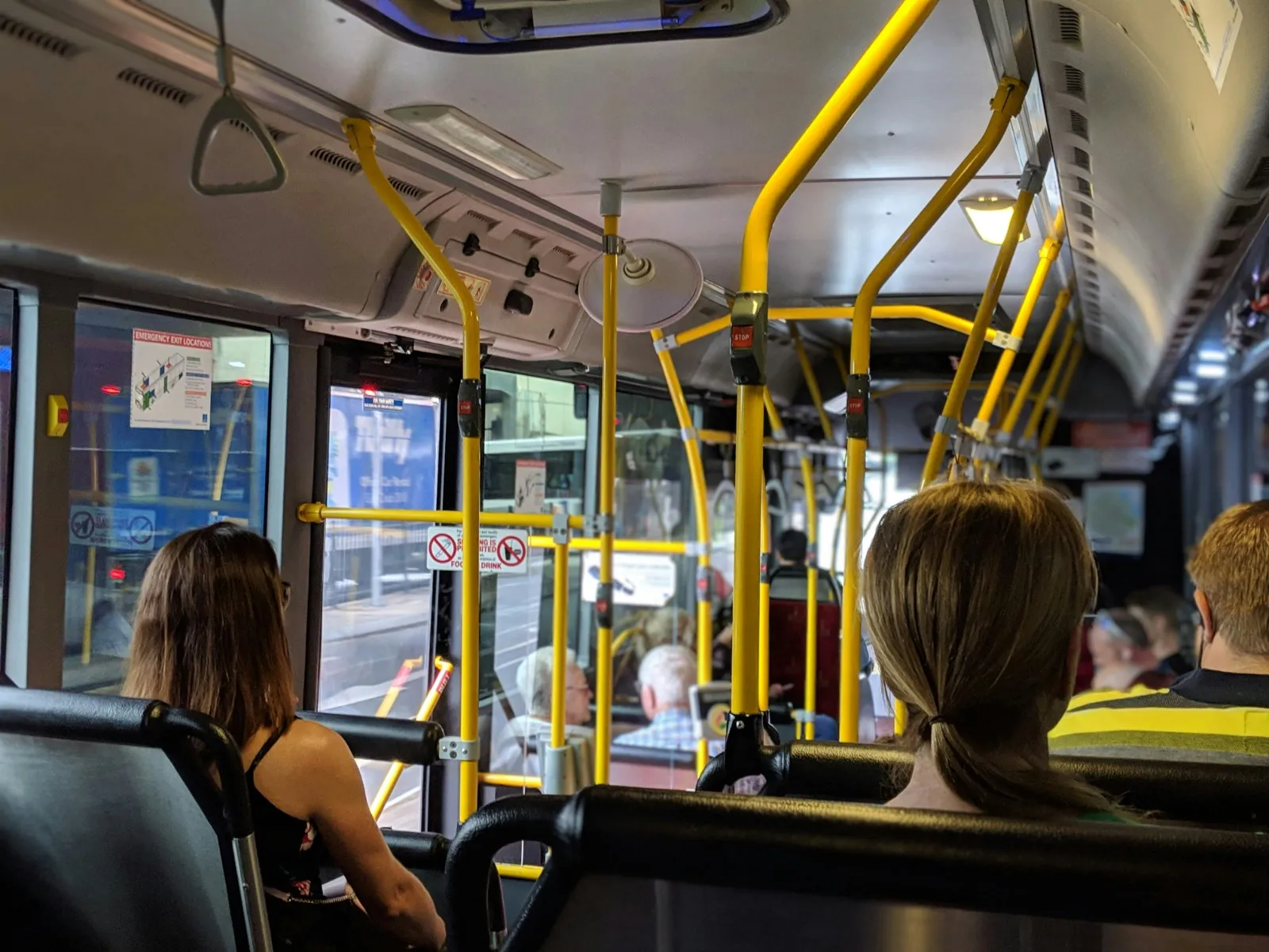 Cara Bijak Menyikapi Mimpi Naik Bus Rombongan (credit:unsplash.com/id/@mitchazj)