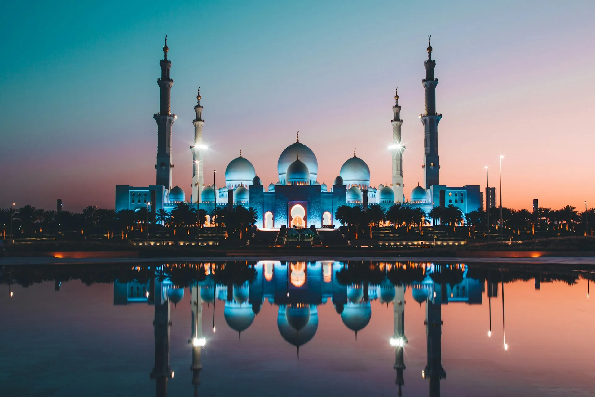 Suasana masjid di sore hari (credit: Unsplash)