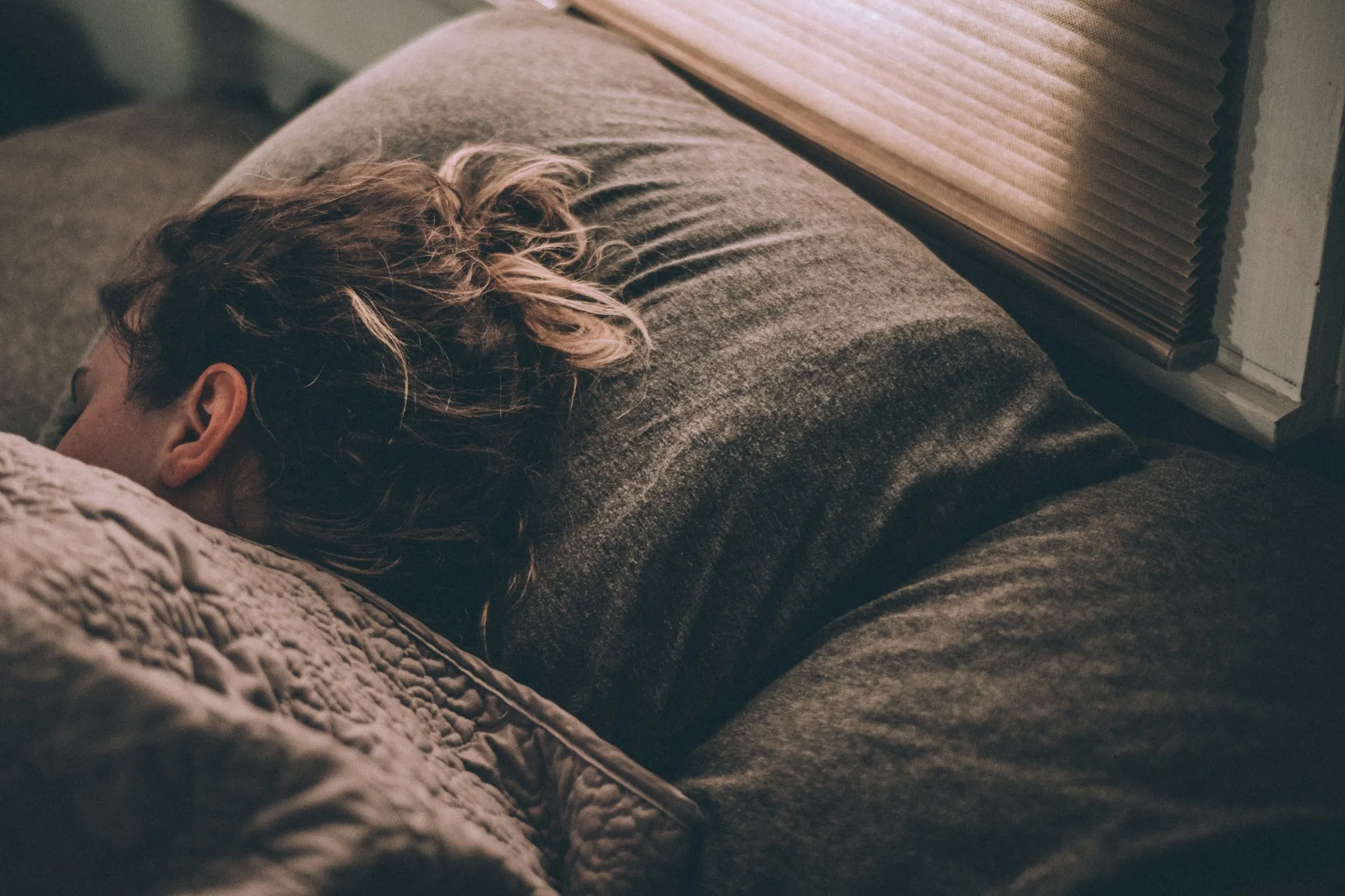 Seorang wanita tidur (credit: Unsplash)