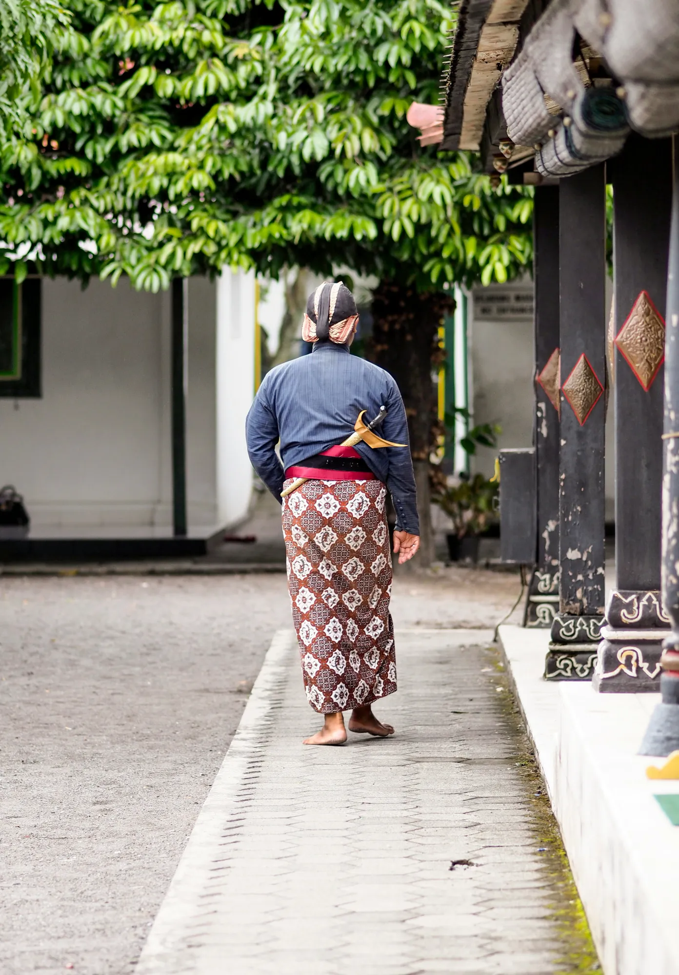 Seorang pria menggunakan baju tradisional Jawa (credit: unsplash)