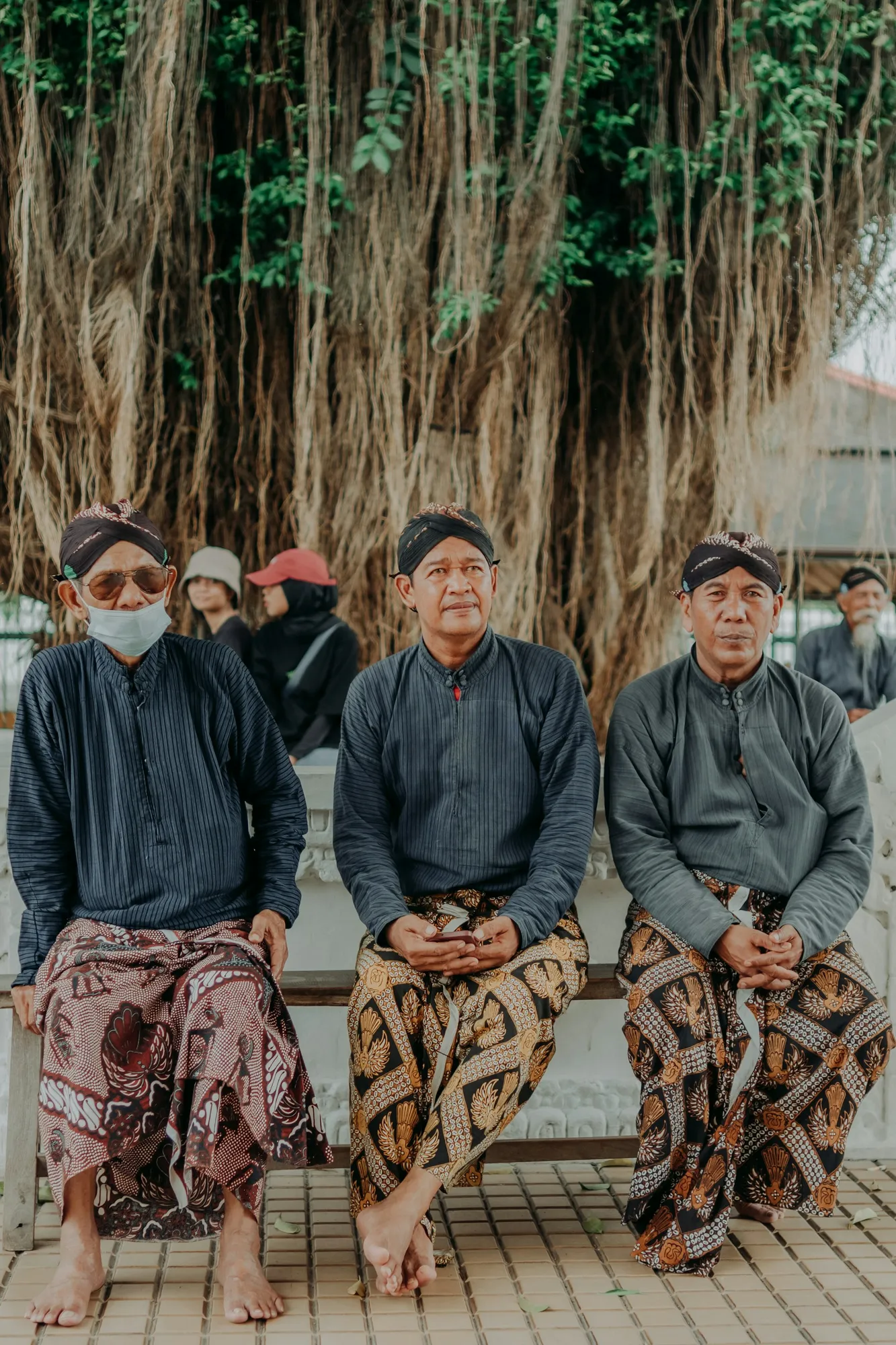 Beberapa pria menggunakan baju tradisional Jawa (credit: unsplash)