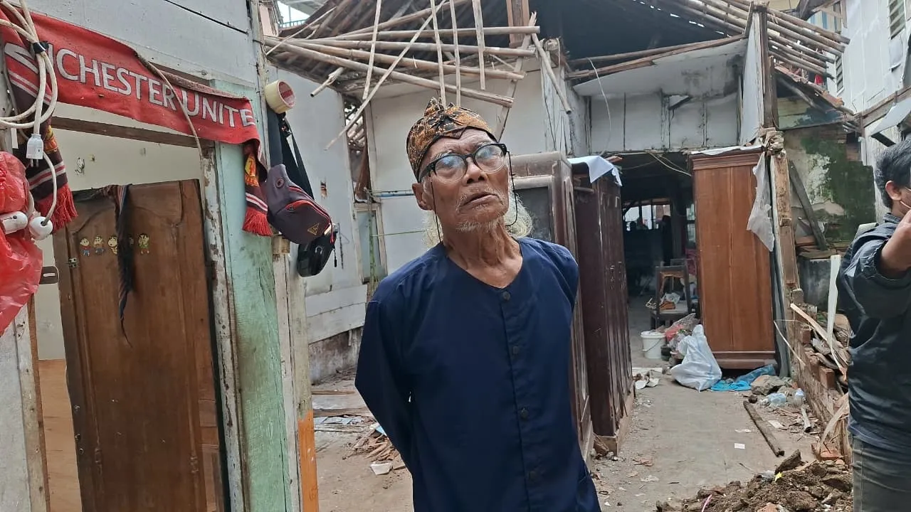 Diding Boneng setelah rumahnya ambruk © KapanLagi.com/Fikri Alfi Rosyadi