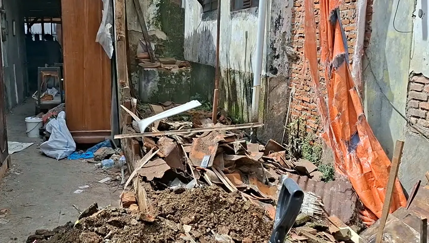 Rumah Diding rata dengan tanah © KapanLagi.com/Fikri Alfi Rosyadi