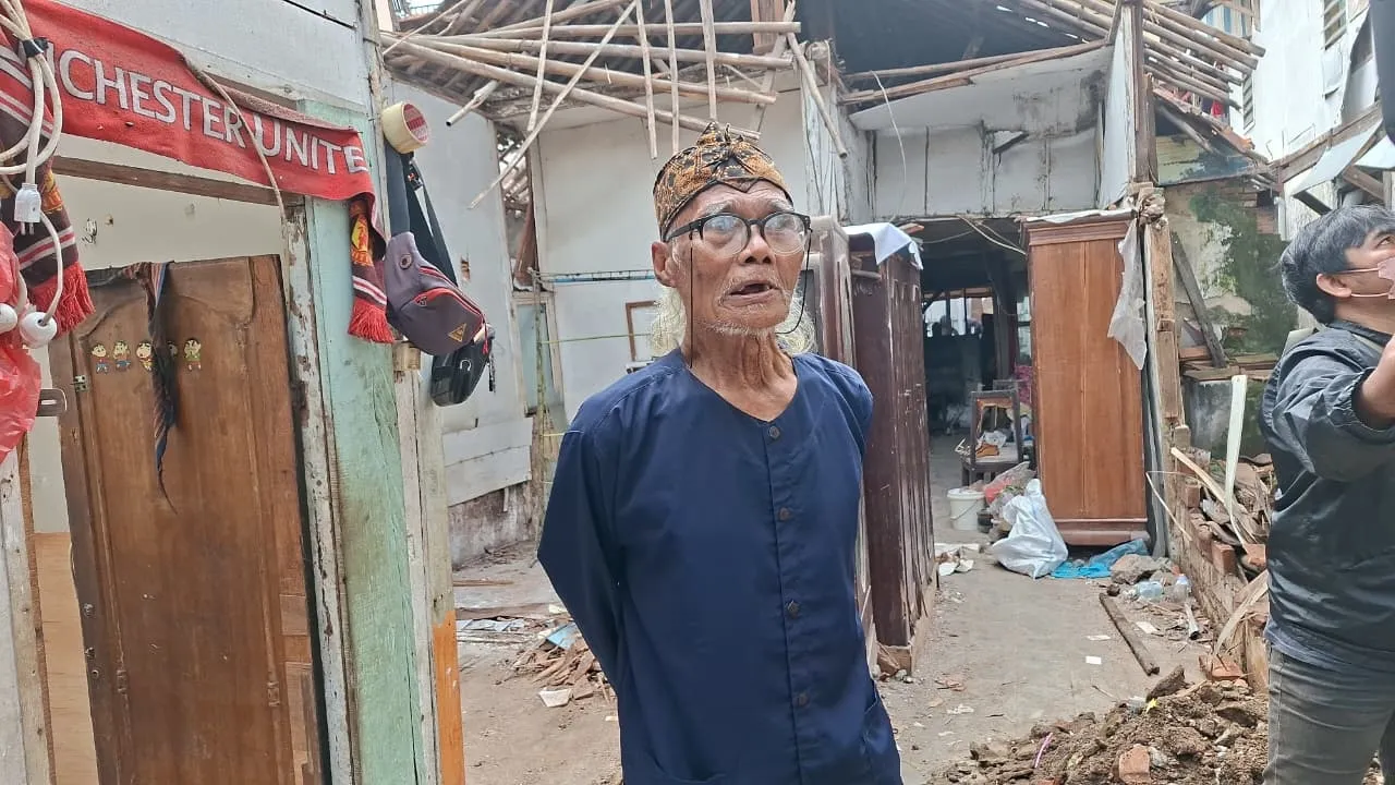 Diding Boneng lihat kondisi rumahnya © KapanLagi.com/Fikri Alfi Rosyadi