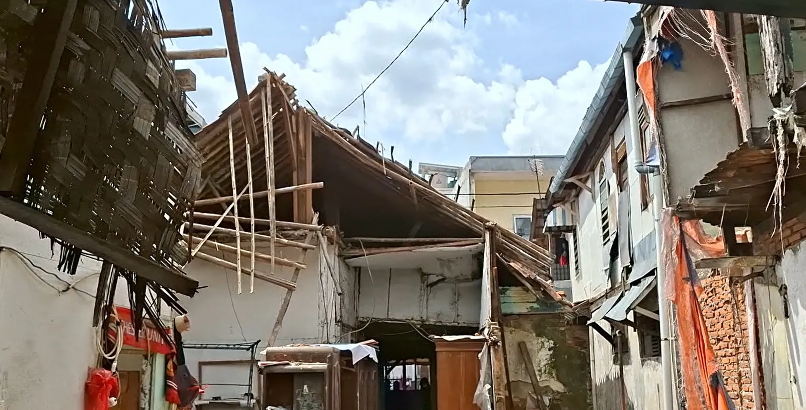 Atap rumah Diding Boneng hancur © KapanLagi.com/Fikri Alfi Rosyadi