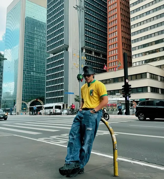 Atta Galilintar berdiri di tepi jalan © instagram.com/attahalilintar