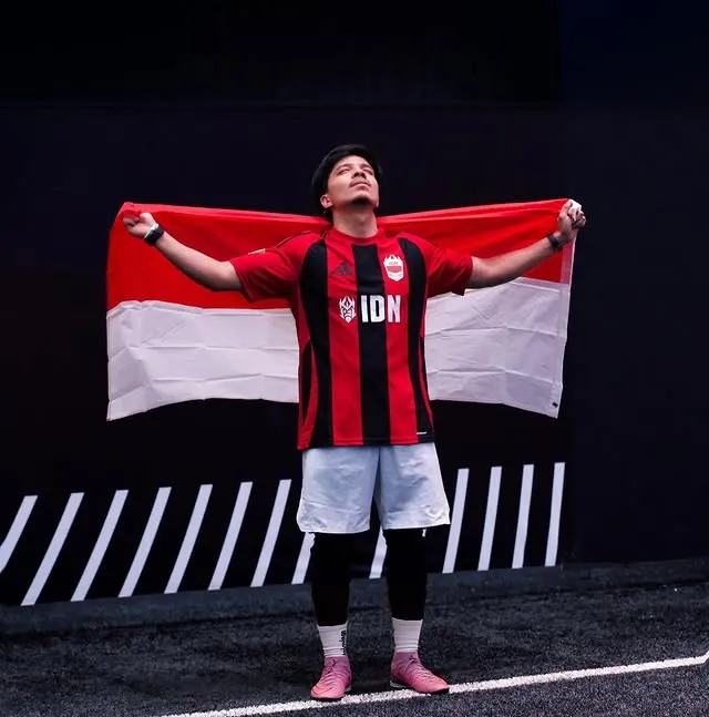 Atta Galilintar berdiri pegang bendera Indonesia © instagram.com/attahalilintar