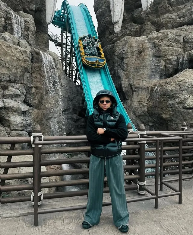 Atta Galilintar pakai jaket hitam di taman bermain © instagram.com/attahalilintar