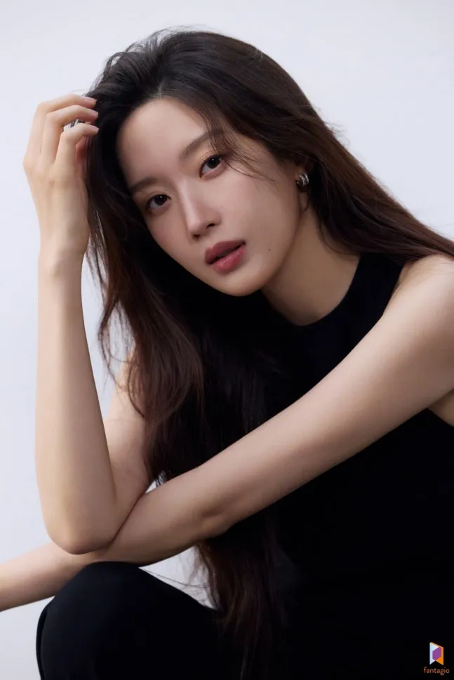 Moon Ga Young tamil dengan vibe lebih mature. / instagram.com/fantagio_official
