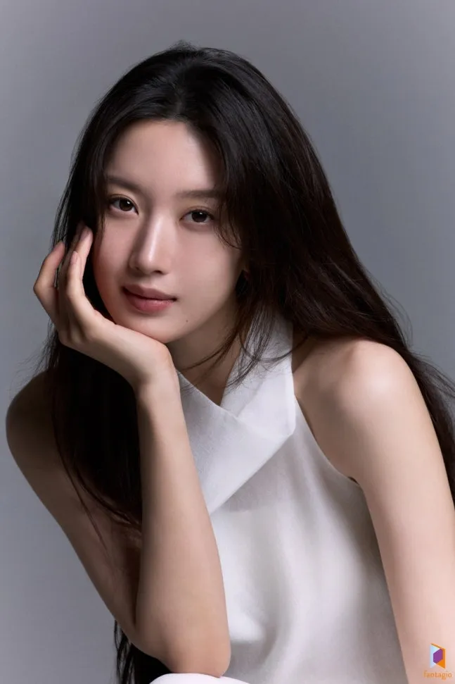 Moon Ga Young dengan vibe cantik elegan. / instagram.com/fantagio_official
