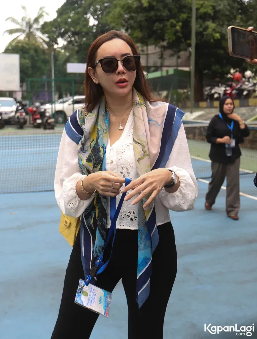 Aura Kasih pakai syal biru © KapanLagi.com/Budy Santoso