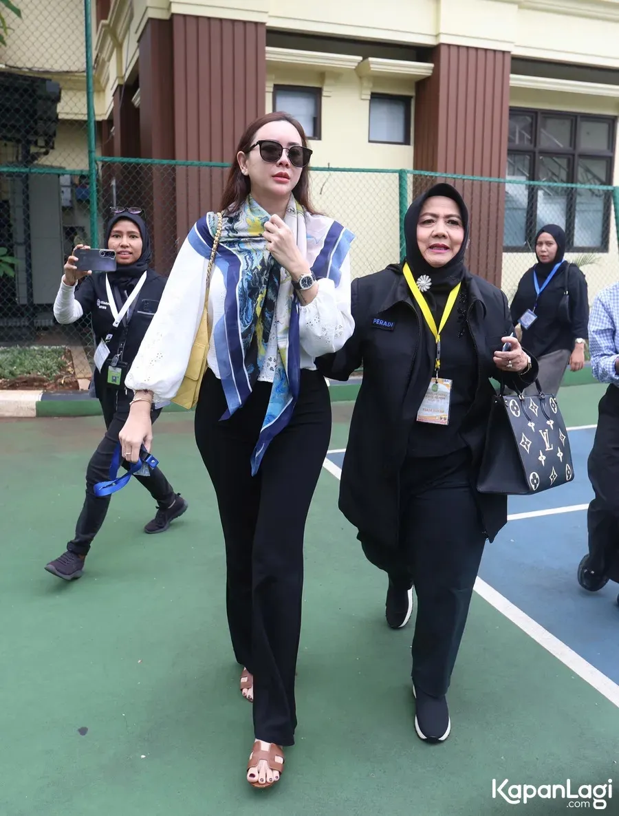 Aura Kasih berjalan kaki © KapanLagi.com/Budy Santoso