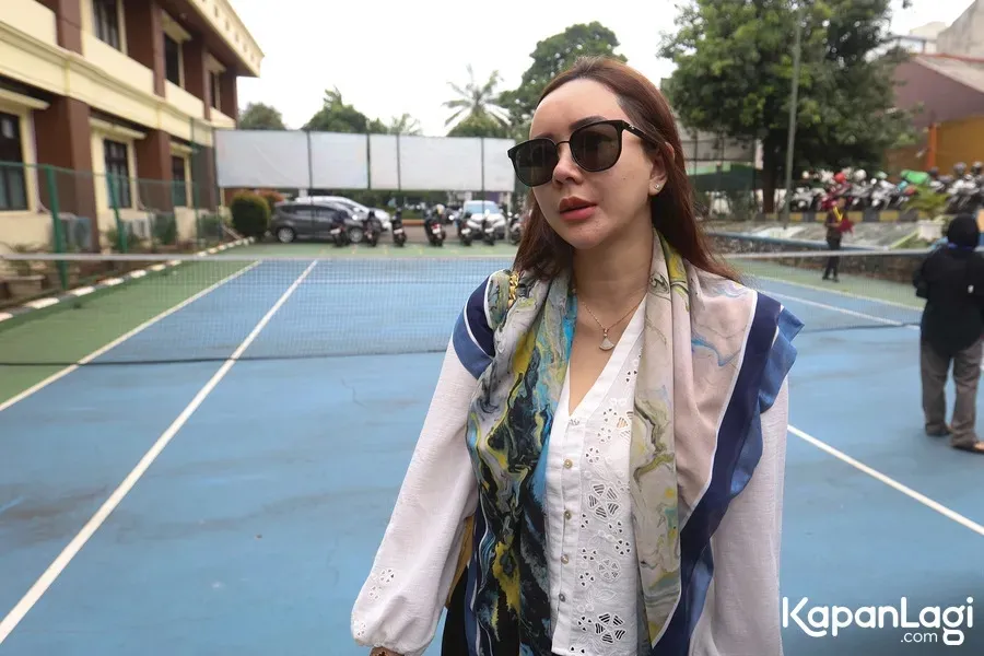 Aura Kasih temui wartawan di lapangan © KapanLagi.com/Budy Santoso