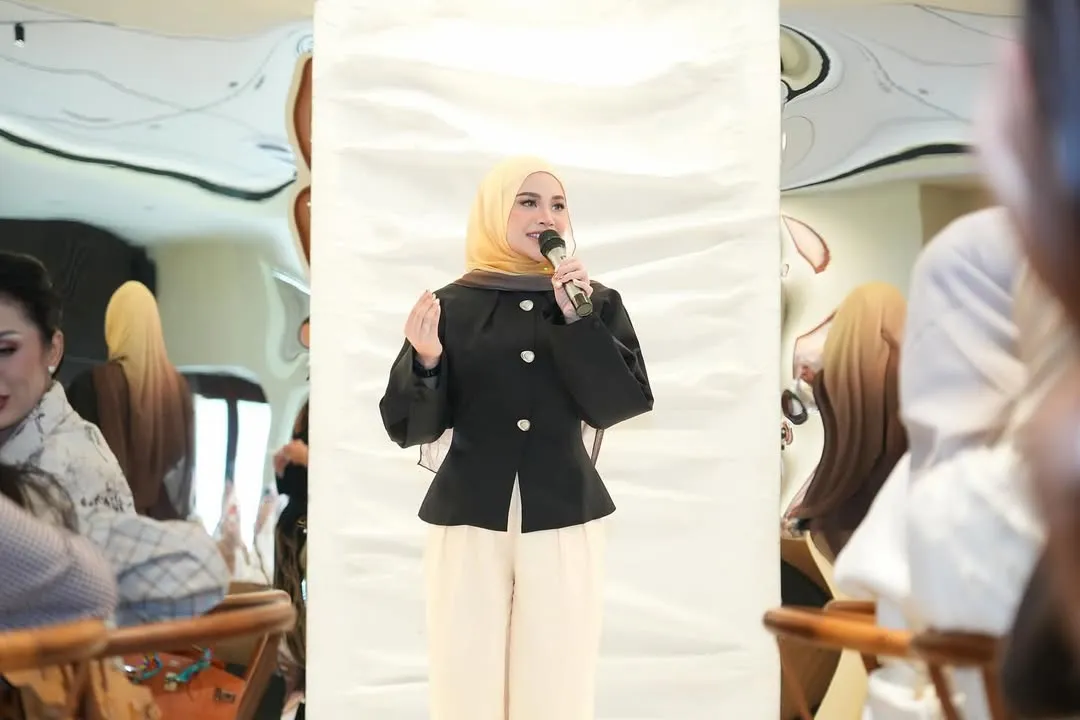 Aurel Saat Rilis Koleksi Bisnis Hijabnya (cr:Instagram.com/aurelie.hermansyah)