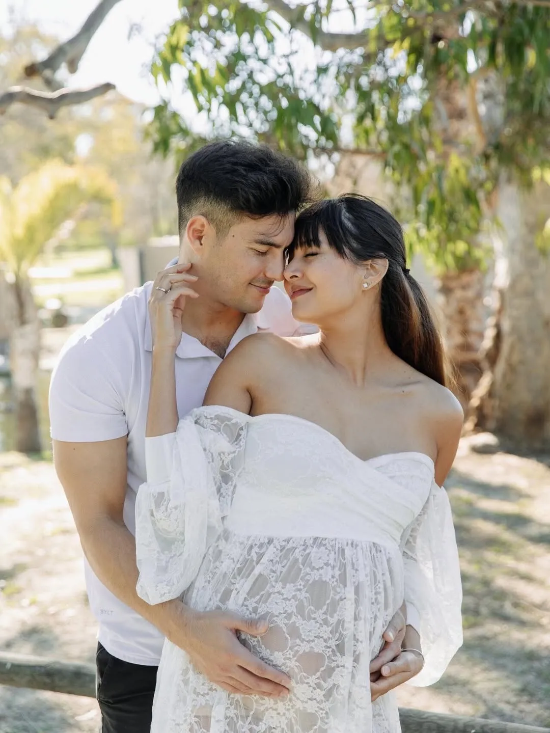 Aurelie Moeremans dipeluk suami © instagram.com/aurelie