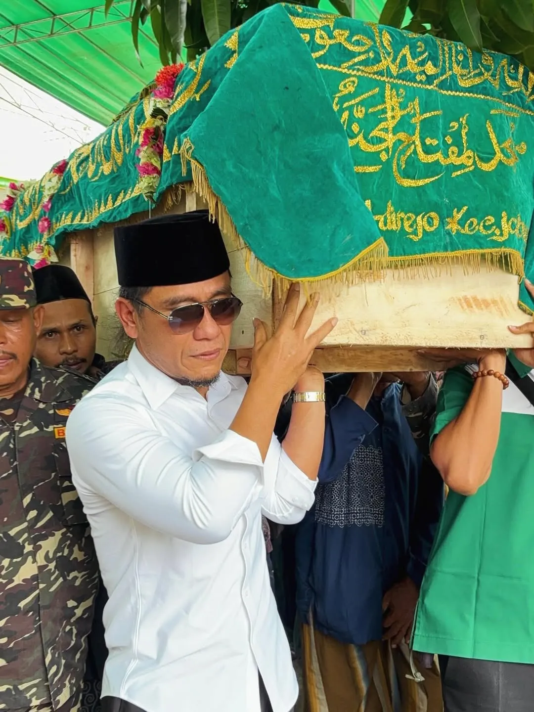 Gus Miftah Antar Sang Ayah Menuju Peristirahatan Terakhir (credit: Instagram.com/gusmiftah/)