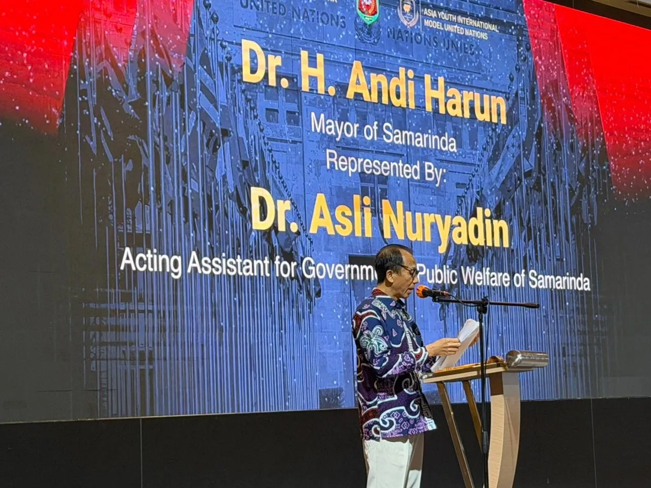 Walikota Samarinda yang diwakilkan oleh Dr. Asli Nuryadin, Plt. Asisten Pemerintahan dan Kesejahteraan Rakyat Pemerintah Kota Samarinda