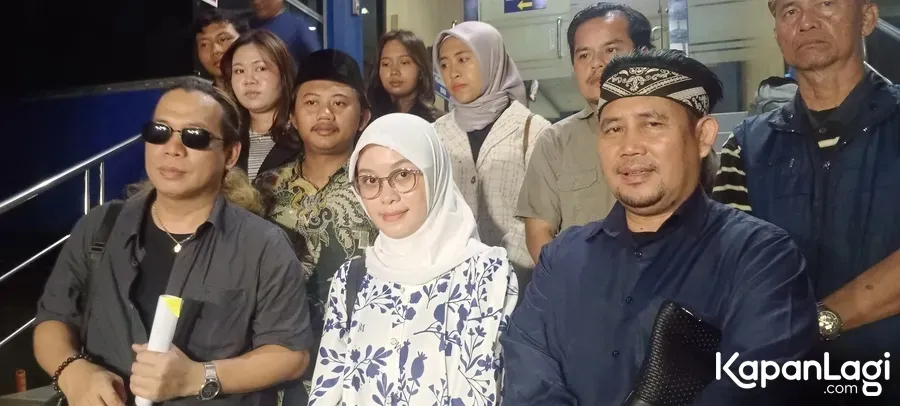 Ayu Chairun Nurisa Pakai Hijab Putih © KapanLagi.com/Sahal Fadhli