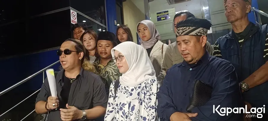 Ayu Chairun Nurisa Pakai Baju Motif Bunga © KapanLagi.com/Sahal Fadhli