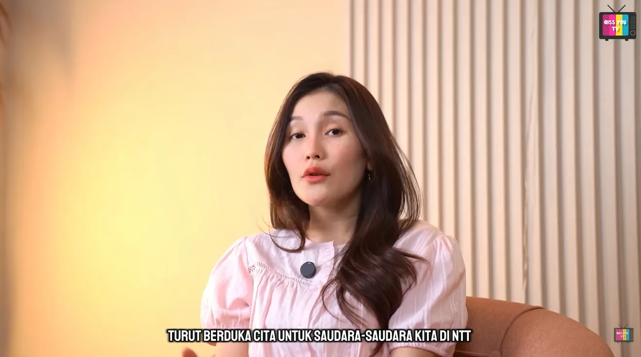 Ayu Ting Ting pakai baju pink © YouTube/QissYou TV