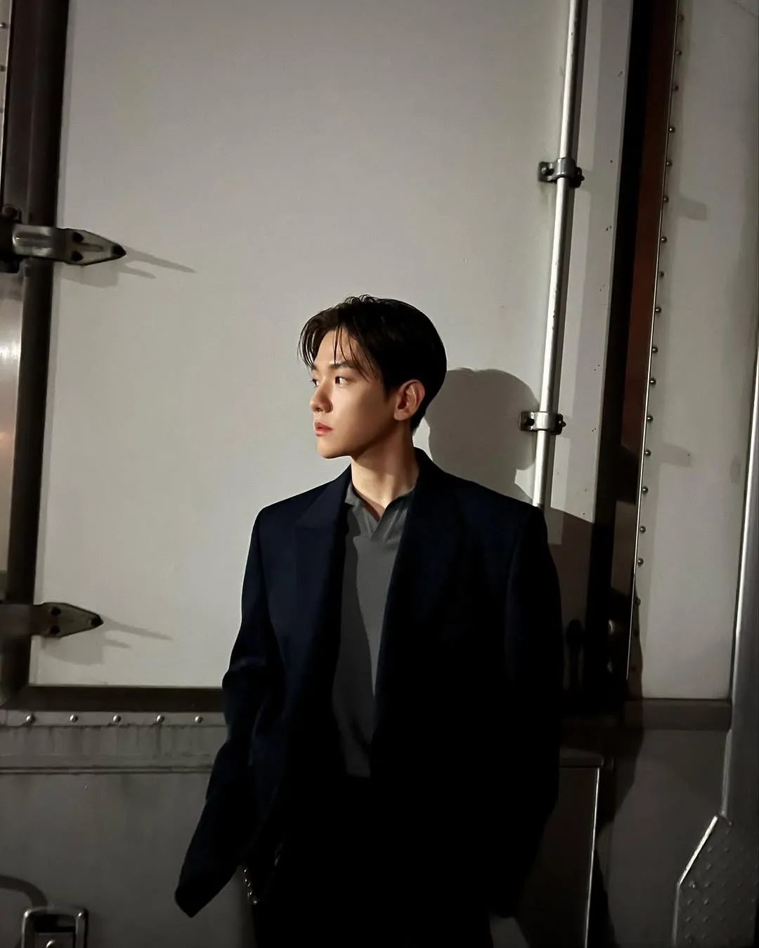 blazer gelap/Instagram @baekhyunee_exo