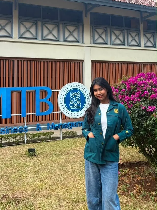 Tisha pakai jas almamater di kampus © instagram.com/abdelachrian