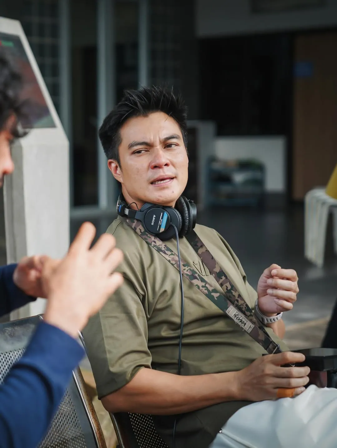 Potret Baim Wong saat jadi sutradara Film SEMUA AKAN BAIK-BAIK SAJA (credit: Instagram.com/filmsemuakanbaikbaiksaja/)