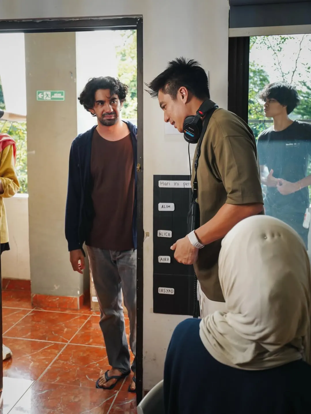 Interaksi Reza Rahadian dan Baim Wong di balik layar Film SEMUA AKAN BAIK-BAIK SAJA (credit: Instagram.com/filmsemuakanbaikbaiksaja/)