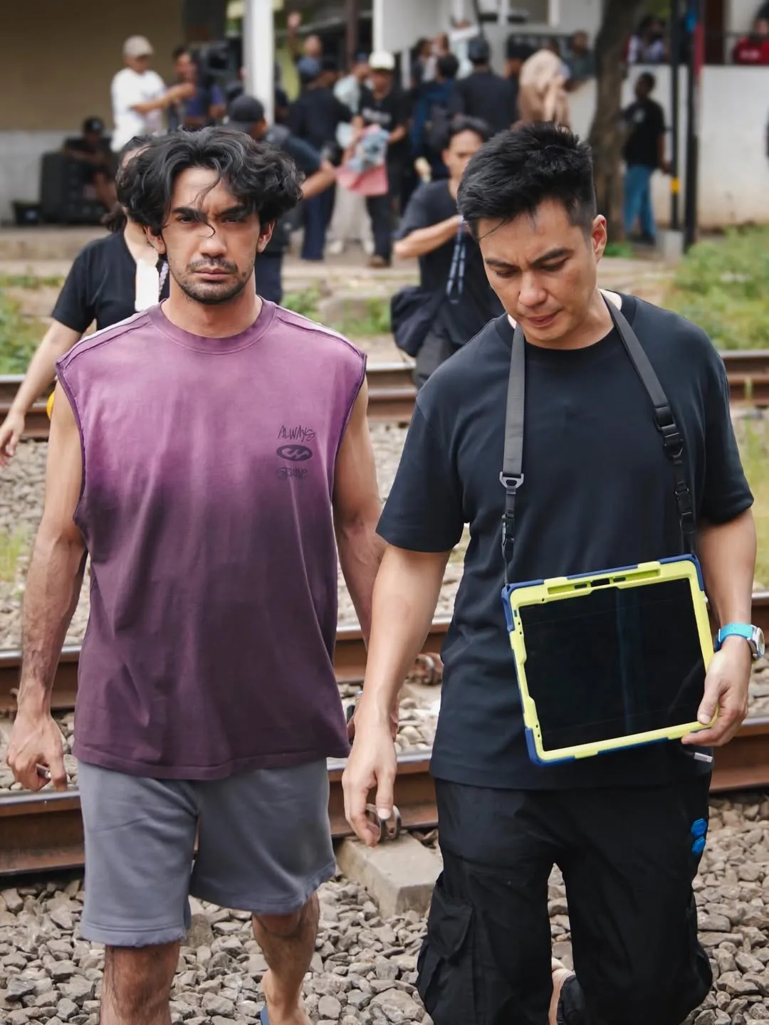 Penampilan sederhana Reza Rahadian dan Baim Wong (credit: Instagram.com/filmsemuakanbaikbaiksaja/)