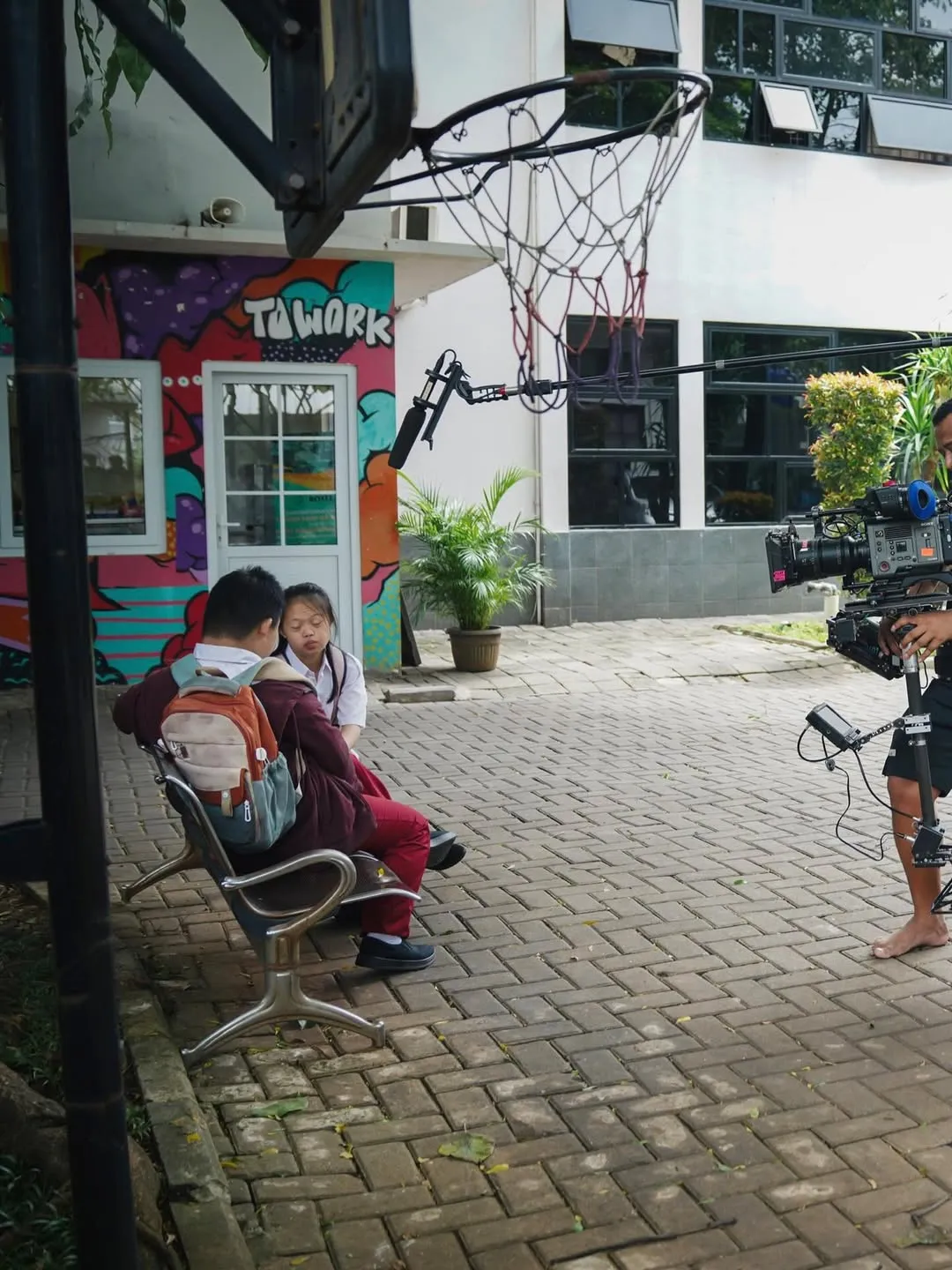 Kru sedang melakukan pengambilan gambar Reza Rahadian dan Baim Wong (credit: Instagram.com/filmsemuakanbaikbaiksaja/)