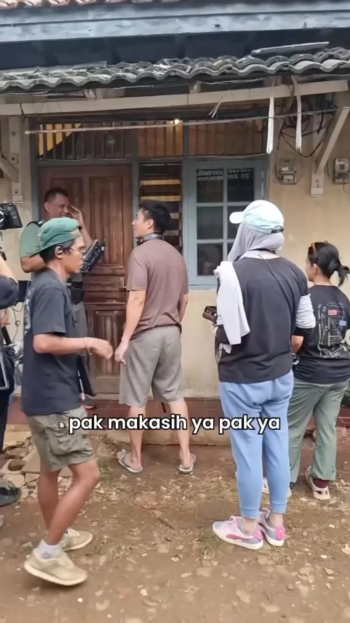Baim Wong tampil dengan kaos cokelat (credit: Instagram.com/baimwong/)