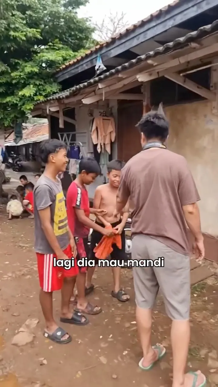 Interaksi Baim Wong bersama anak-anak (credit: Instagram.com/baimwong/)