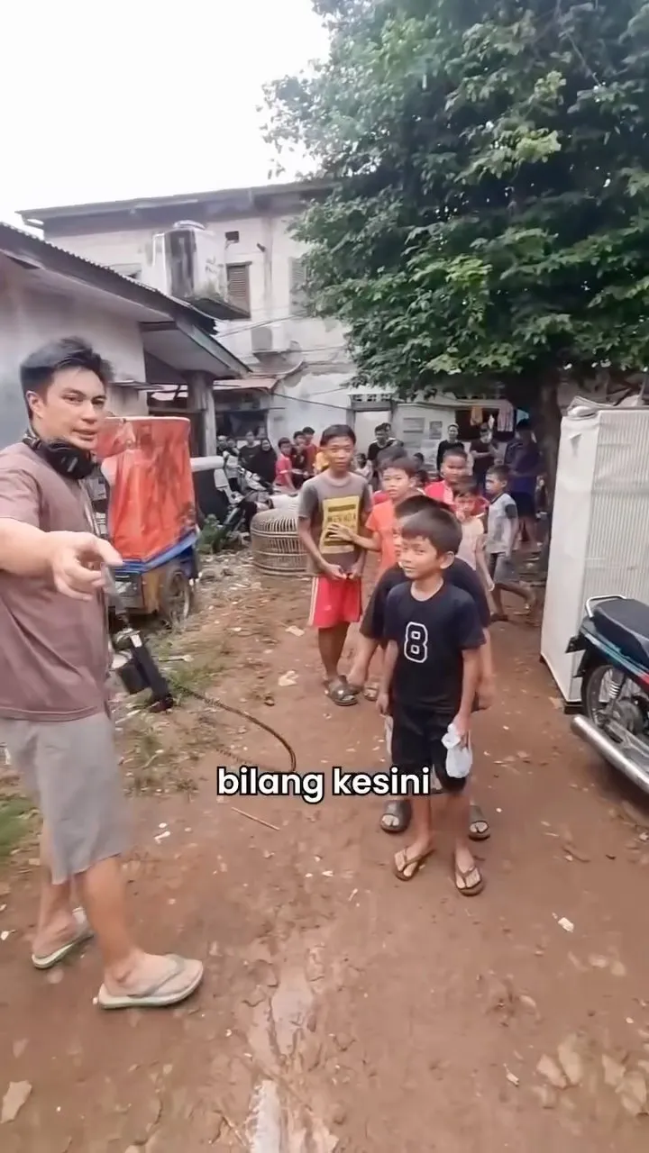 Momen anak-anak antre di lokasi film Semua Akan Baik-Baik Saja (credit: Instagram.com/baimwong/)