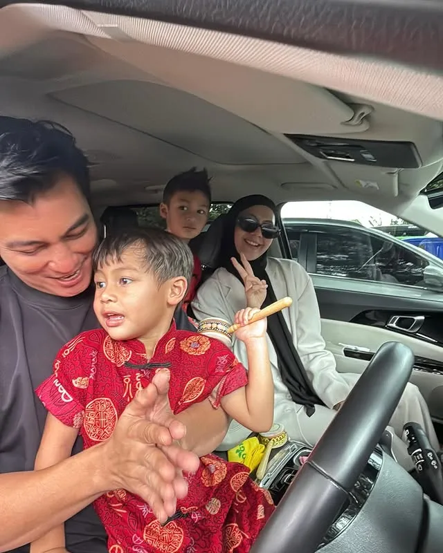 Momen Baim Wong dan Paula Verhoeven bersama anak (credit: Instagram.com/baimwong/)