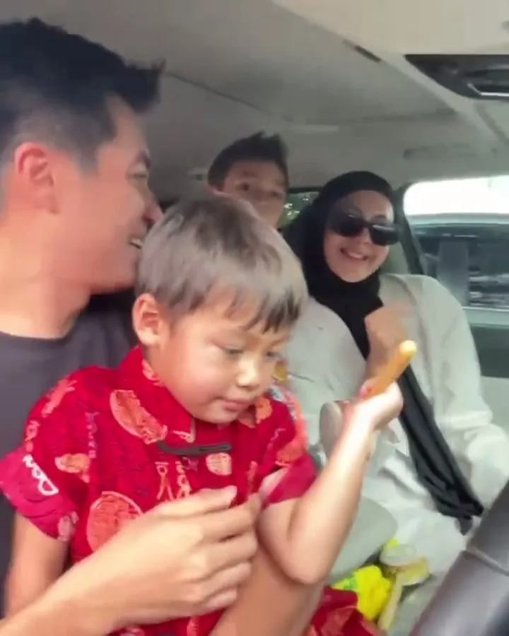 Momen Baim Wong dan Paula Verhoeven bersama anak (credit: Instagram.com/baimwong/)