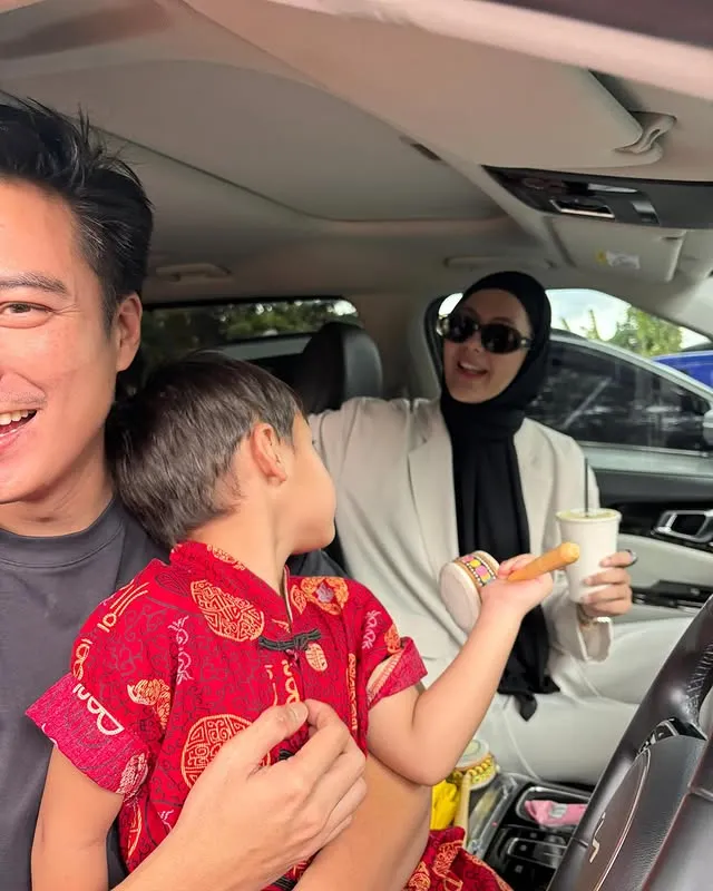 Momen Baim Wong dan Paula Verhoeven bersama anak (credit: Instagram.com/baimwong/)