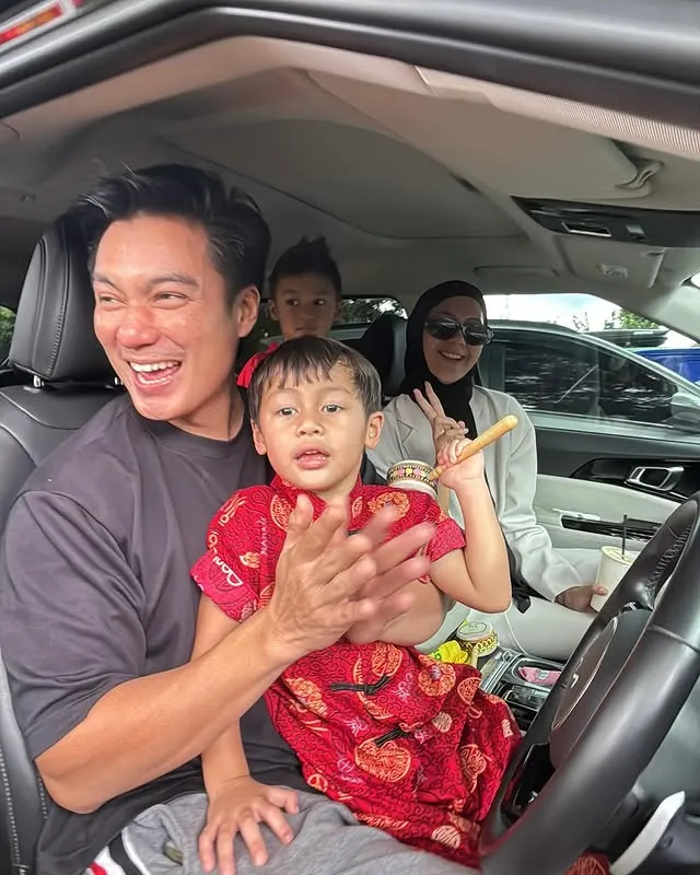 Momen Baim Wong dan Paula Verhoeven bersama anak (credit: Instagram.com/baimwong/)