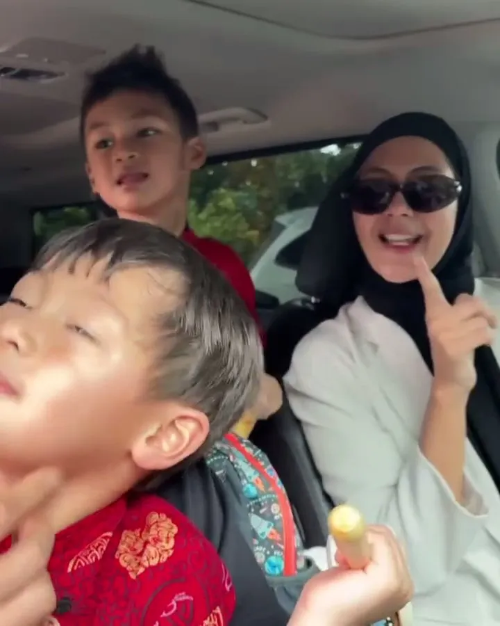 Momen Baim Wong dan Paula Verhoeven bersama anak (credit: Instagram.com/baimwong/)