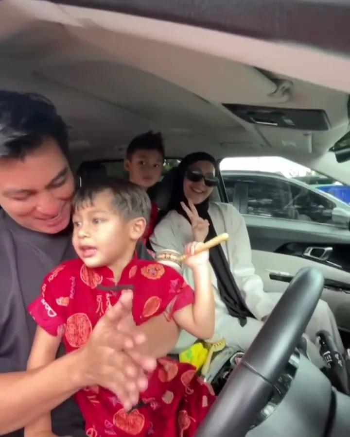 Momen Baim Wong dan Paula Verhoeven bersama anak (credit: Instagram.com/baimwong/)