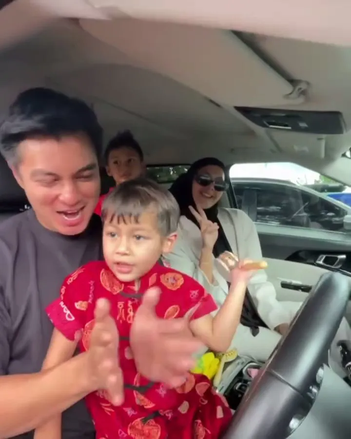Momen Baim Wong dan Paula Verhoeven bersama anak (credit: Instagram.com/baimwong/)
